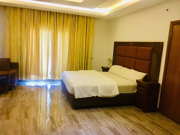 Suite | Brankas, meja kerja, ruang kerja ramah laptop, dan tirai kedap cahaya