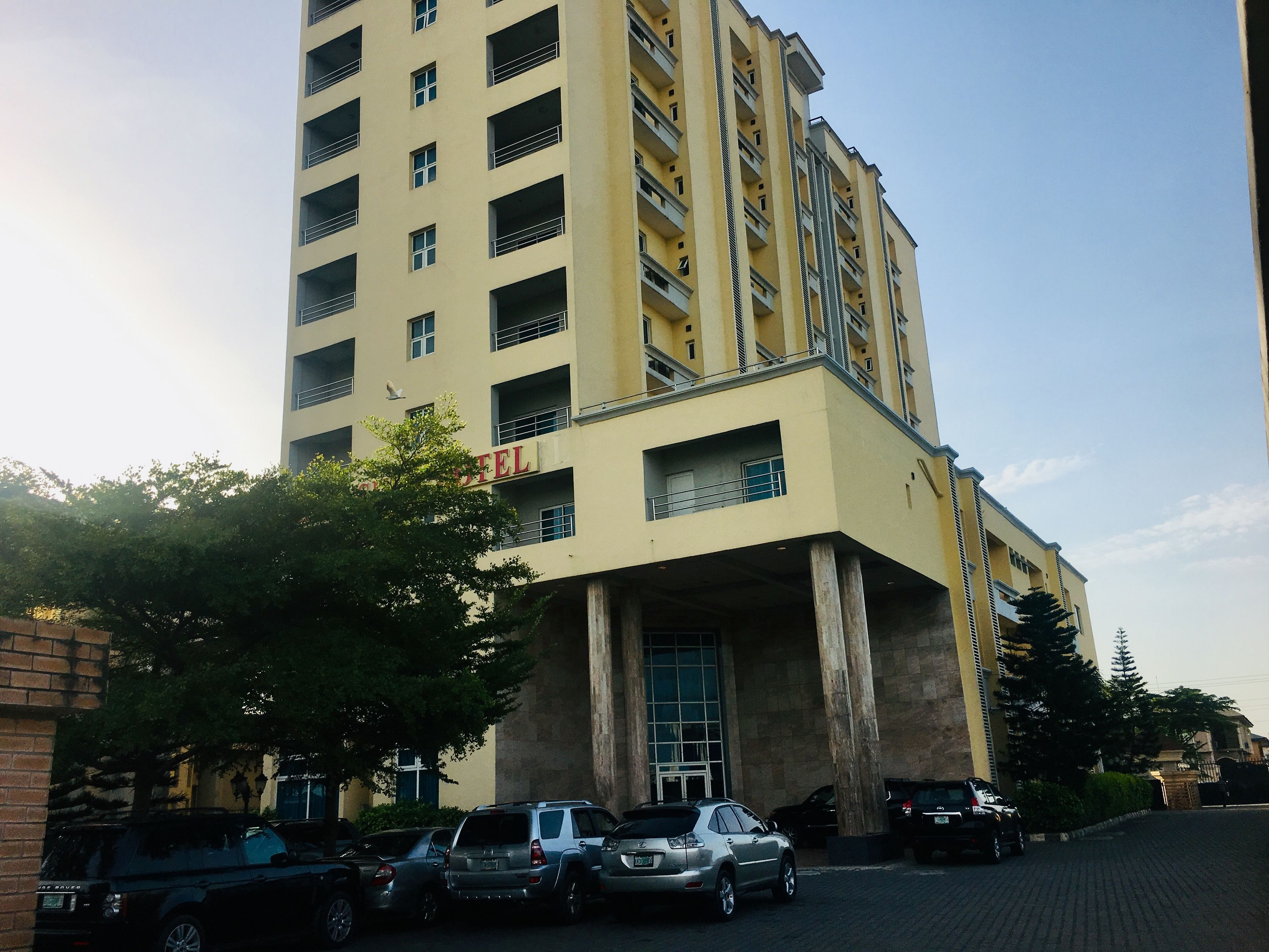 Vista frontal de la propiedad