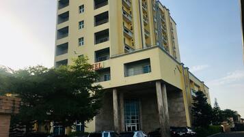 Vista frontal de la propiedad