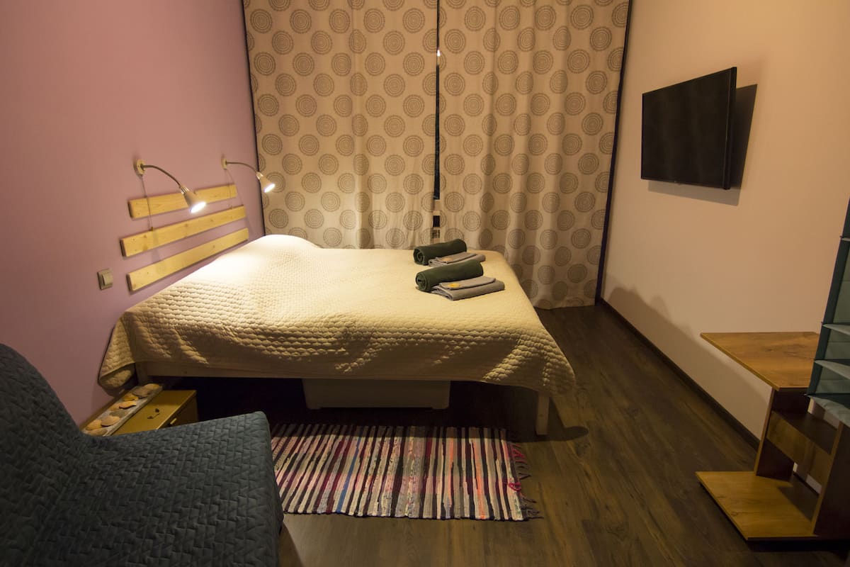 Kamar Triple Ekonomi, kamar mandi umum | Brankas, tirai kedap cahaya, kedap suara, dan setrika/meja setrika