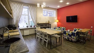 Cofres nos quartos, cortinas blackout, quartos à prova de som