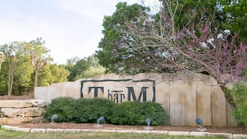 Condo, 2 Bedrooms | Property grounds