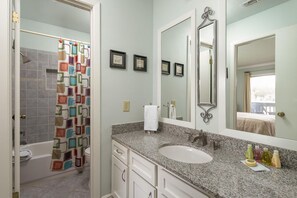 Condo, 2 habitaciones | Baño | Toallas 