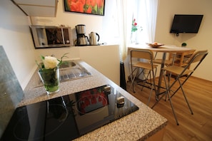 Appartement Confort, 1 chambre, non-fumeur, vue jardin | Restauration dans la chambre