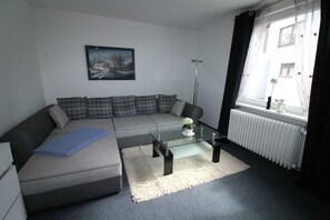 คอนโด, 1 ห้องนอน, ปลอดบุหรี่, วิวแม่น้ำ | ห้องนั่งเล่น | ทีวีจอแบน 51 นิ้ว พร้อมช่องดาวเทียม, ทีวี