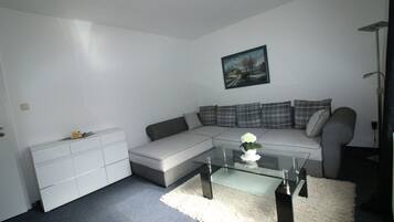 Apartment, 1 Schlafzimmer, Nichtraucher, Flussblick | Wohnzimmer | 51-Zoll-Flachbildfernseher mit Satellitenempfang, Fernseher