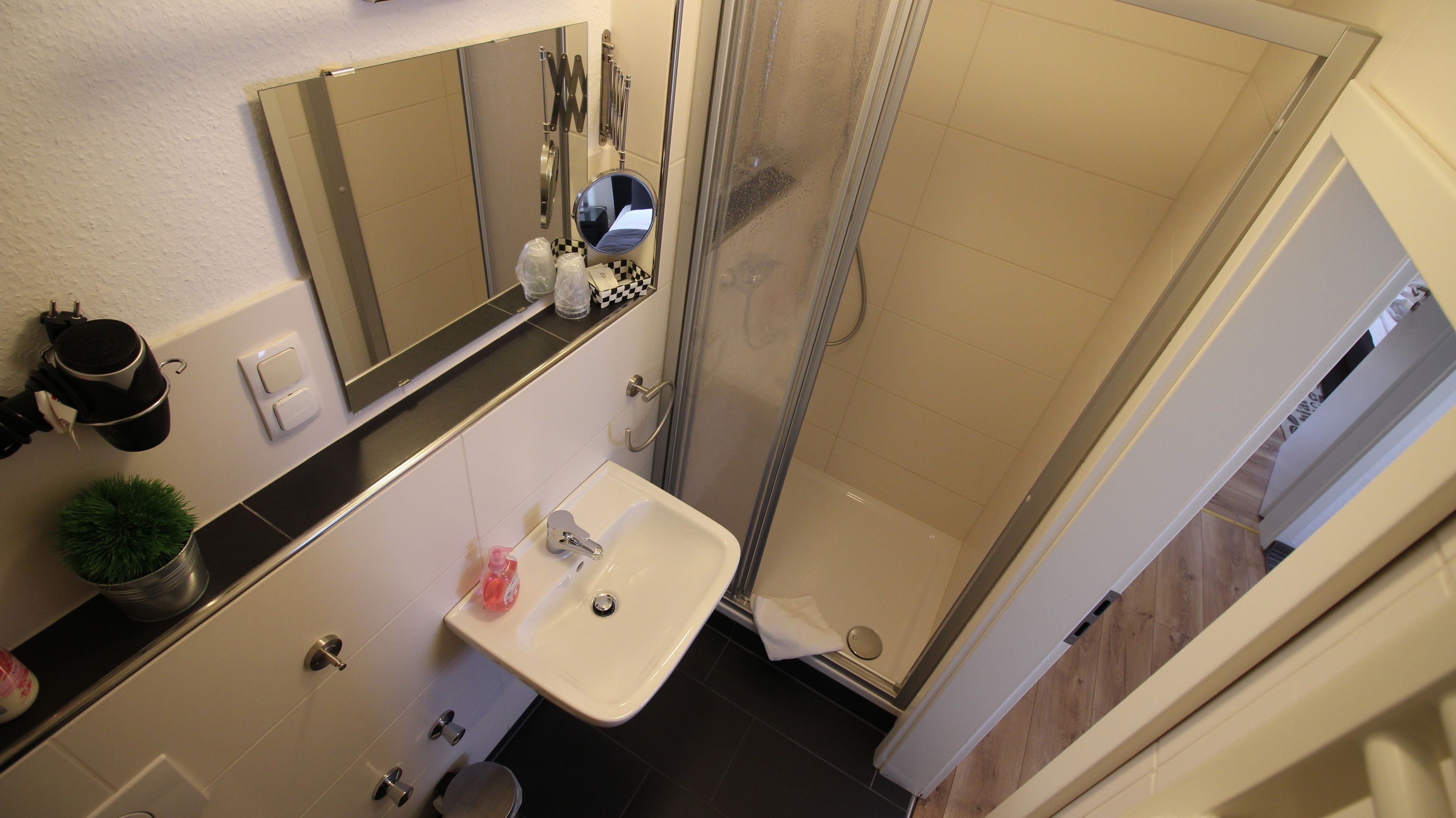 comfort apartment, 1 bedroom (kurparkblick) | bathroom | shower, rainfall showerhead, free toiletries, hair dryer