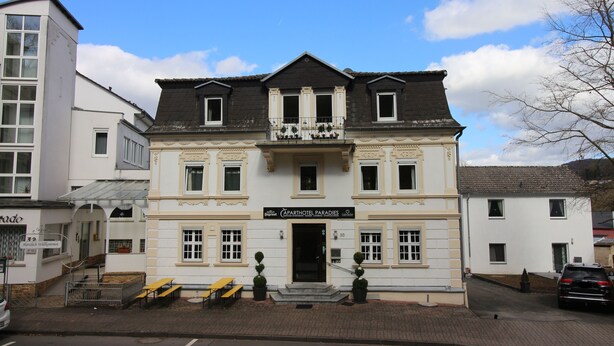 A historic building with a sign reading "Capharhotel Paradies". - Aparthotel Paradies (Bad Salzschlirf)