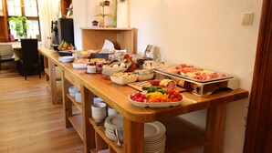 A buffet table with various food items and dishes. - Aparthotel Paradies (Bad Salzschlirf)