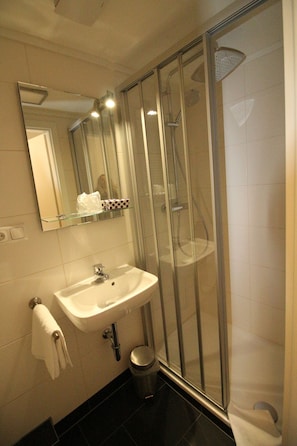 Shower, rainfall showerhead, free toiletries, hair dryer
