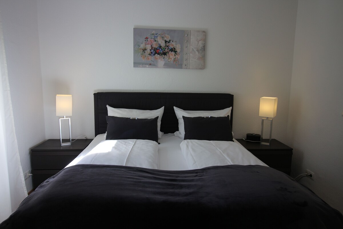 Hypo-allergenic bedding available, laptop workspace, blackout drapes