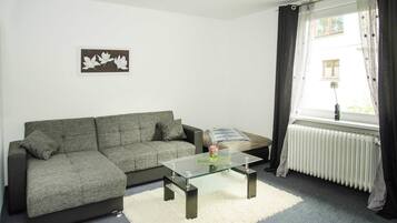 Apartment, 1 Schlafzimmer, Nichtraucher, Flussblick | Wohnzimmer | 51-Zoll-Flachbildfernseher mit Satellitenempfang, Fernseher
