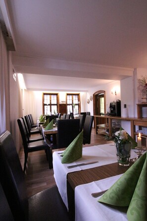 อาหารเช้าแบบบุฟเฟ่ต์ทุกวัน (EUR 10.00 ต่อคน)