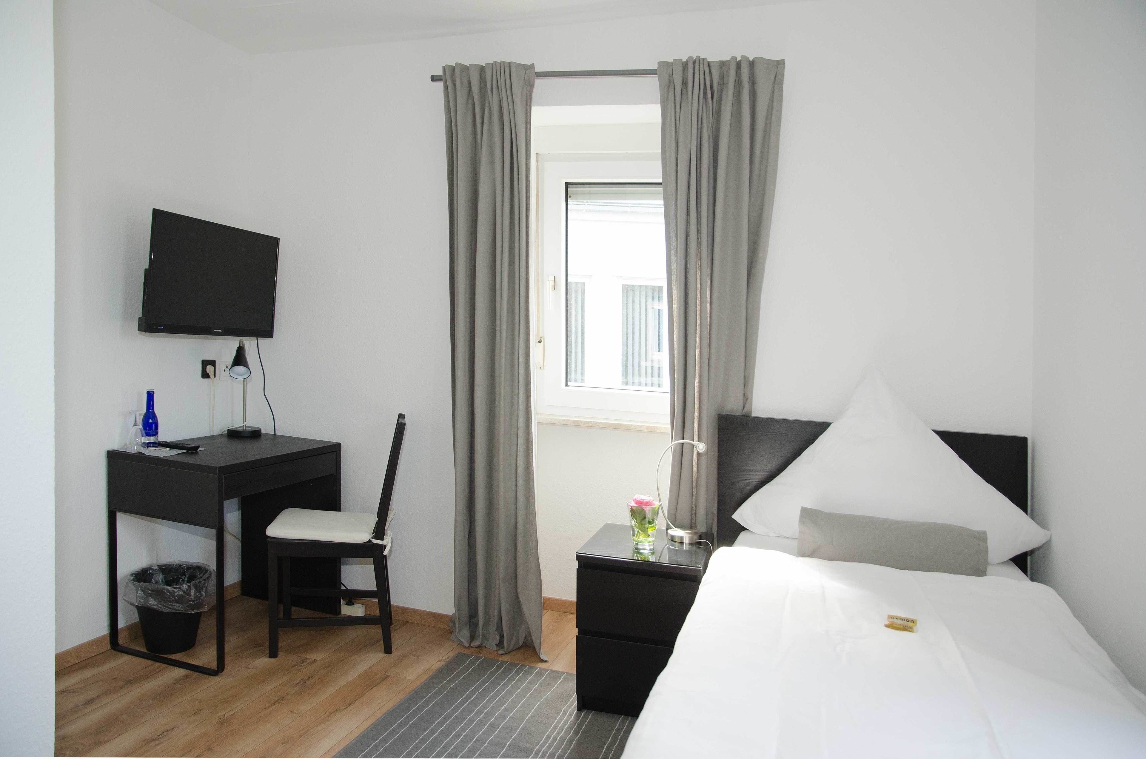 single room, 1 single bed, non smoking, private bathroom | hypo-allergenic bedding, individually decorated, individually furnished