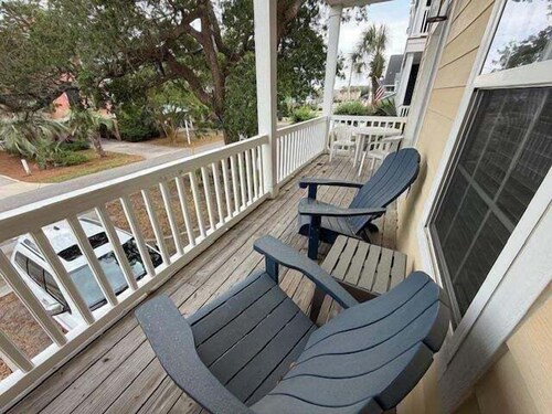 Summer's Den 5 Bedroom Home by RedAwning