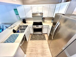 Townhome, 2 Bedrooms | Private kitchen | Fridge, microwave, oven, dishwasher