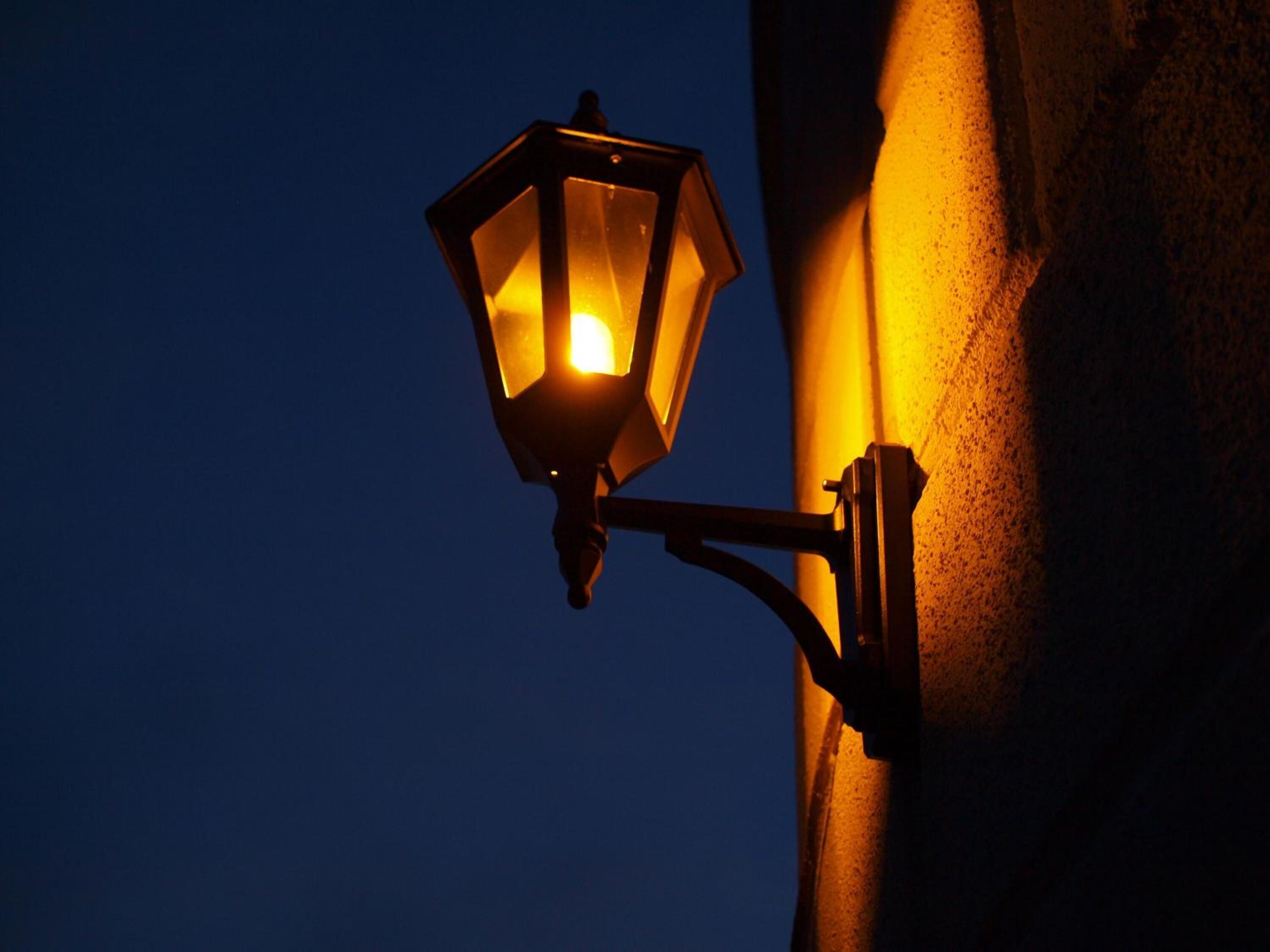 Een straatlamp voor een donkere lucht.