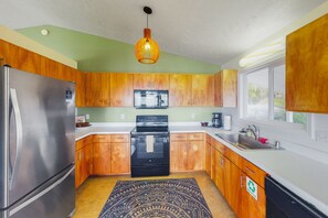 Fridge, microwave, oven, stovetop - Wonderful oceanfront oasis on the cliffs with breathtaking lanai view & sunrises (Keaau)