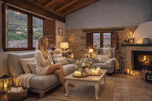TV, fireplace, books - Romantic place with Jacuzzi, fantastics mountain Views And Fireplace (Asturias)
