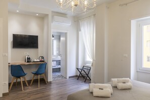 Ropa de cama de alta calidad y minibar 