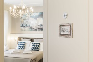 Camera Tripla con Balcone | Ropa de cama de alta calidad y minibar 