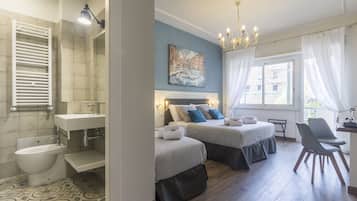Camera Tripla con Balcone | Ropa de cama de alta calidad y minibar
