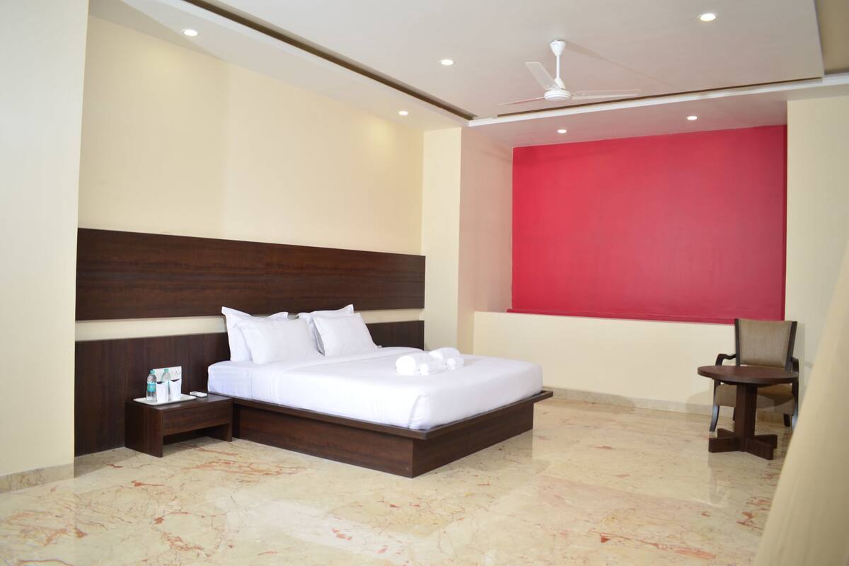 Deluxe Room | Egyptian cotton sheets, premium bedding, iron/ironing board