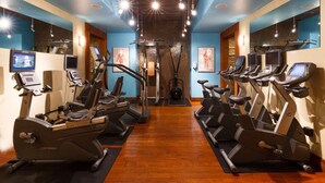 Ein Fitnessstudio mit mehreren Laufbändern, Ergometer und einem Steiger.