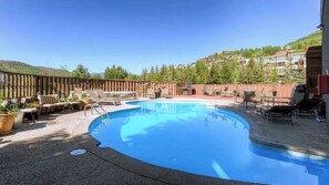 Piscine intérieure, piscine extérieure