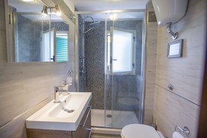 Doccia, asciugacapelli, bidet, asciugamani