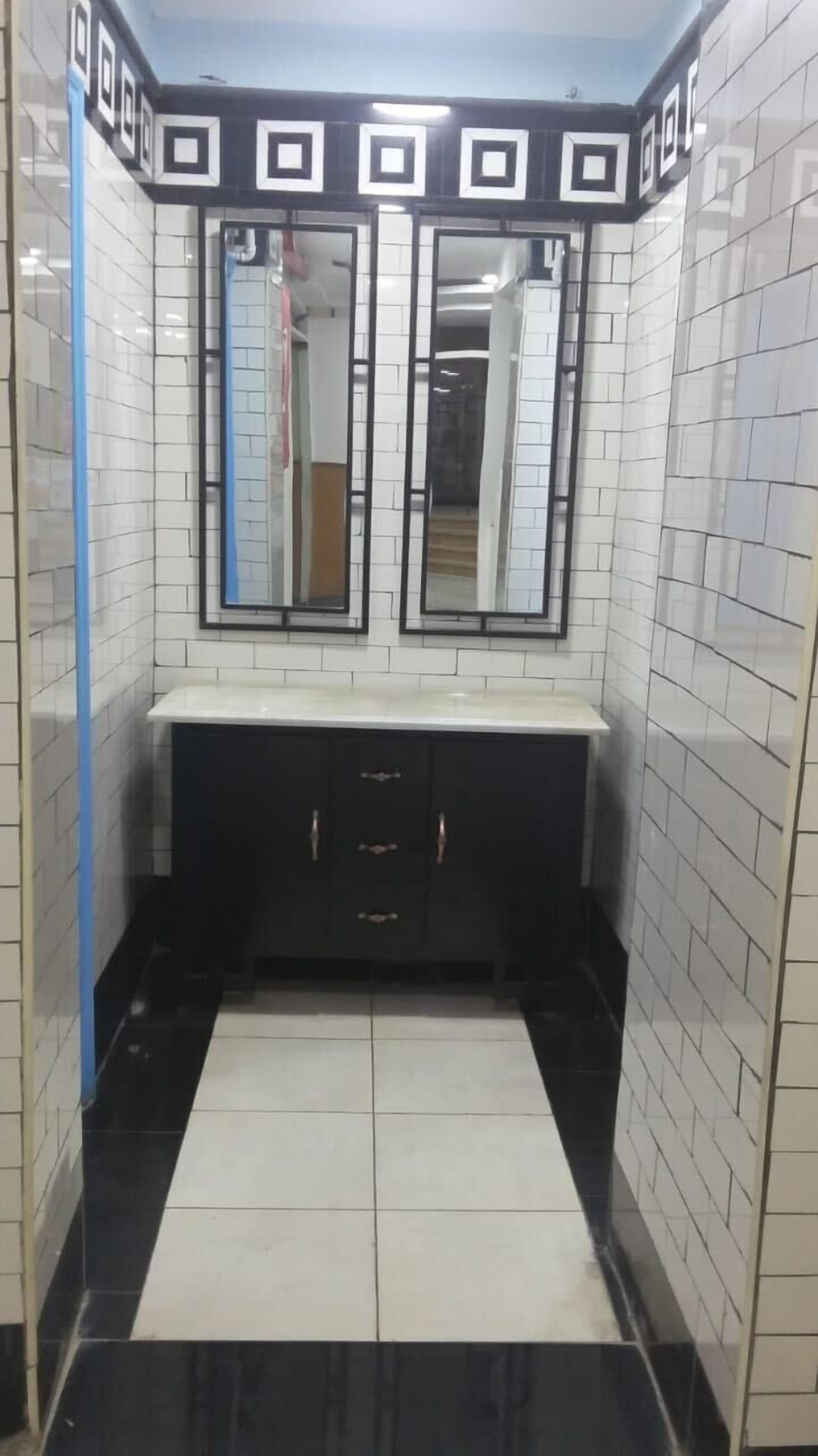 Shower, free toiletries, bidet, towels