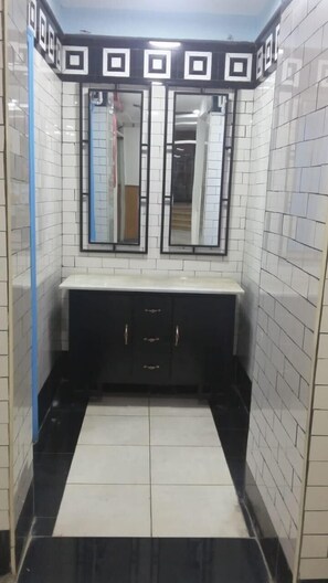 Douche, articles de toilette gratuits, bidet, serviettes fournies