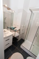 Ducha, artículos de tocador gratuitos, secador de pelo, pantuflas