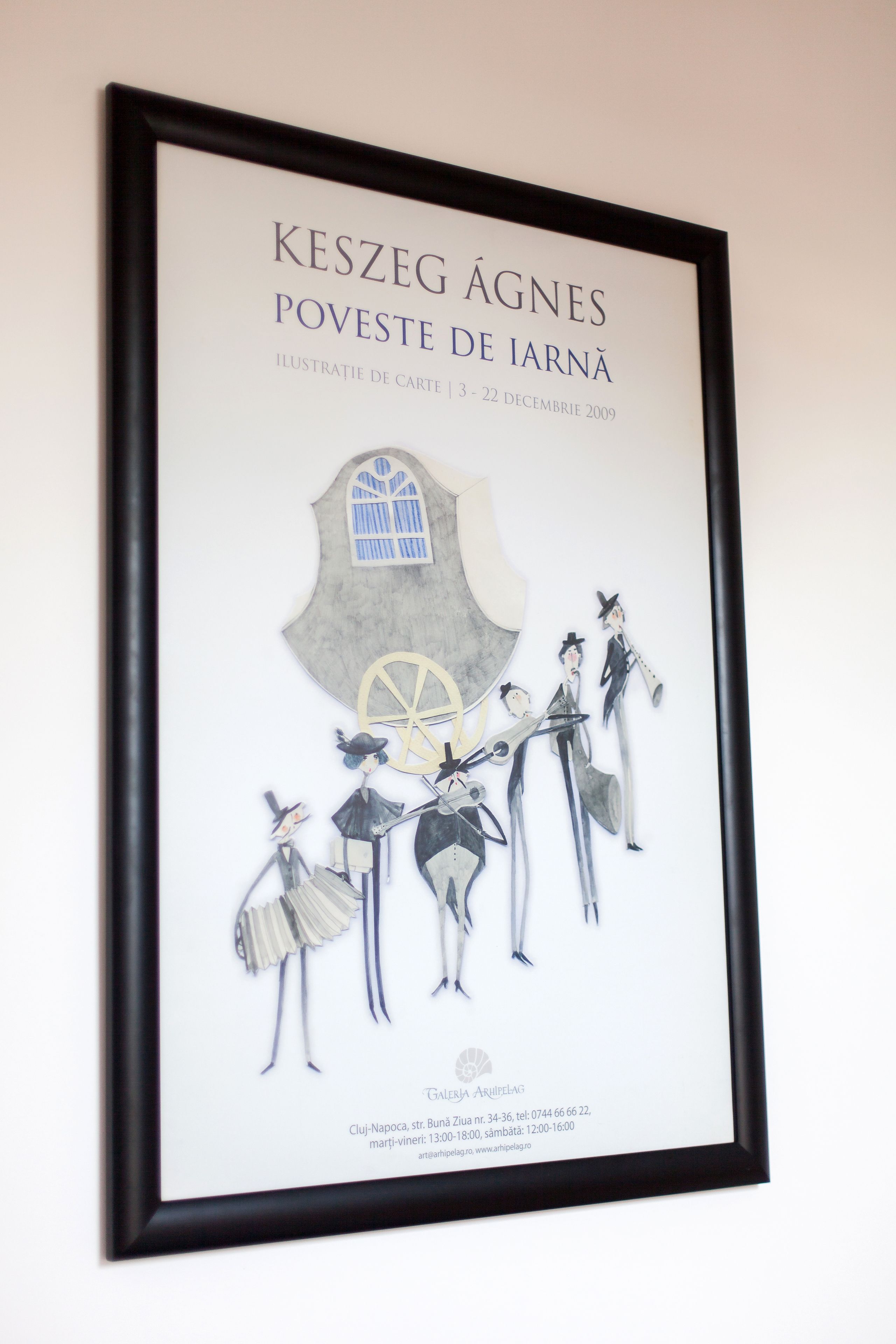 Obra emoldurada intitulada 'KESZEG ÁGNES POVESTE DE IARNÁ', representando um edifício e figuras.