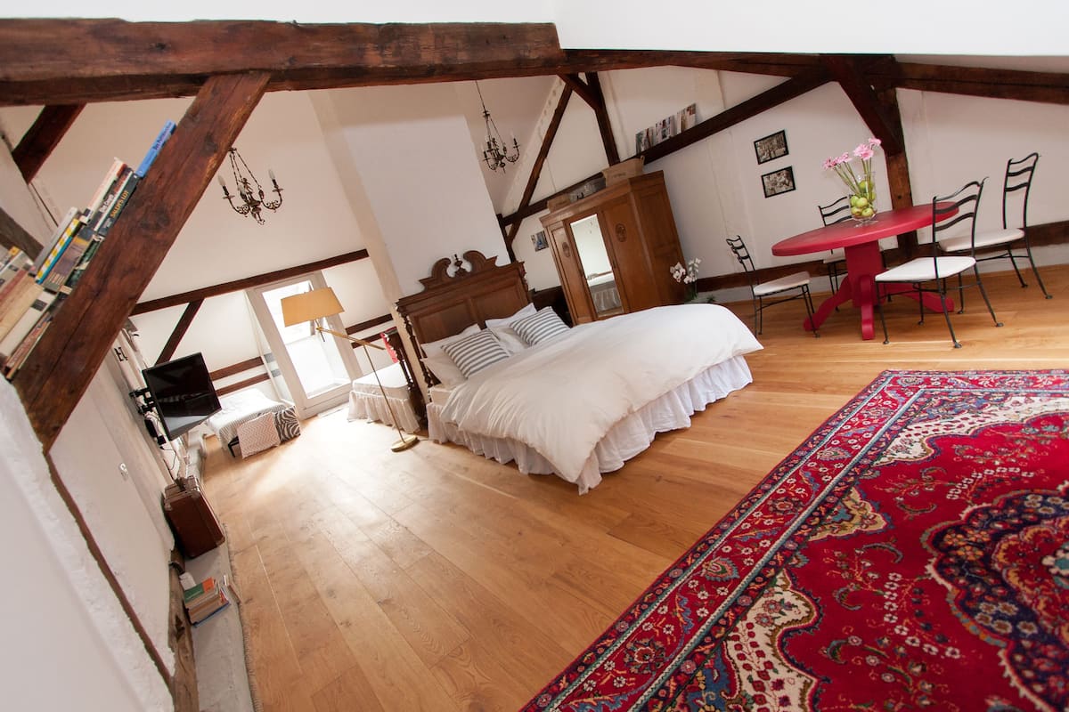 Loft | Escritorio, espacio para trabajar con laptop y insonorización