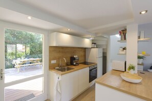 Geladeira, micro-ondas, fogão, cooktop