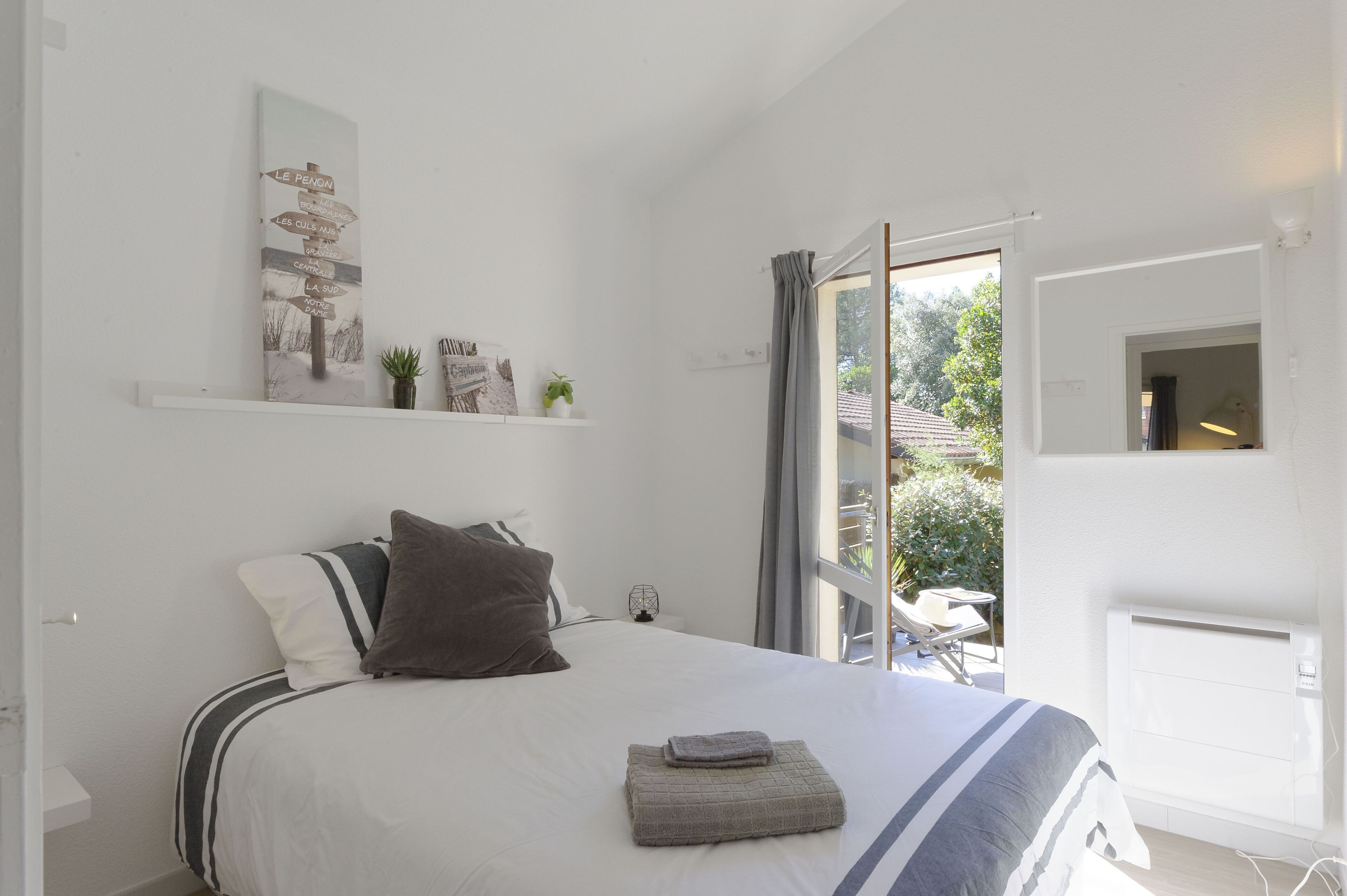 3 chambres, bureau, fer et planche à repasser, lit parapluie