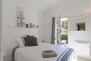 3 bedrooms, desk, iron/ironing board, travel cot