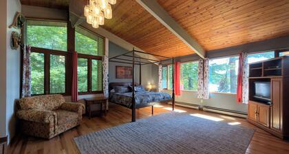 Lakefront spacious contemporary. Large families welcome. Ski GORE nearby!