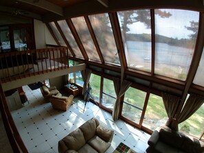 Televisio, takka, DVD-soitin, pöytätennispöytä