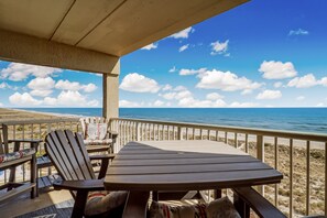 Outdoor dining - Beach Condo Miles-long Views Sand and Sea, Access to Private Fishing Pier by RedAwning (Fernandina Beach)