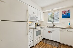 Condo, 2 habitaciones | Cocina privada | Refrigerador, horno, cafetera y tetera y tostadora