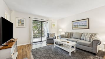 Condo, 2 Bedrooms | Ruang tamu | TV