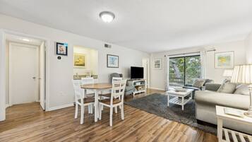 Kondominium, 2 kamar tidur | Area keluarga | TV