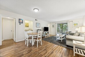 Condo, 2 habitaciones | Área de sala de estar | Televisión