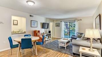 Condo, 2 phòng ngủ | Khu phòng khách | TV