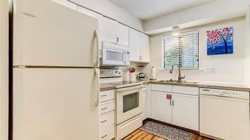 Condo, 2 phòng ngủ | Bếp riêng | Tủ lạnh, lò nướng, dụng cụ pha cà phê/trà, lò nướng bánh mì