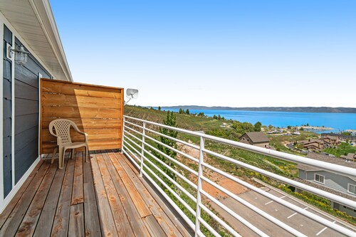 Tri-level condo w/ shared pool, hot tub, sports courts, & views of Bear Lake
