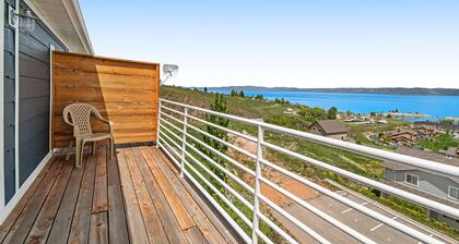 Tri-level condo w/ shared pool, hot tub, sports courts, & views of Bear Lake
