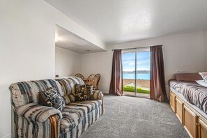 TV, fireplace, DVD player - Tri-level condo w/ shared pool, hot tub, sports courts, & views of Bear Lake (Garden City)